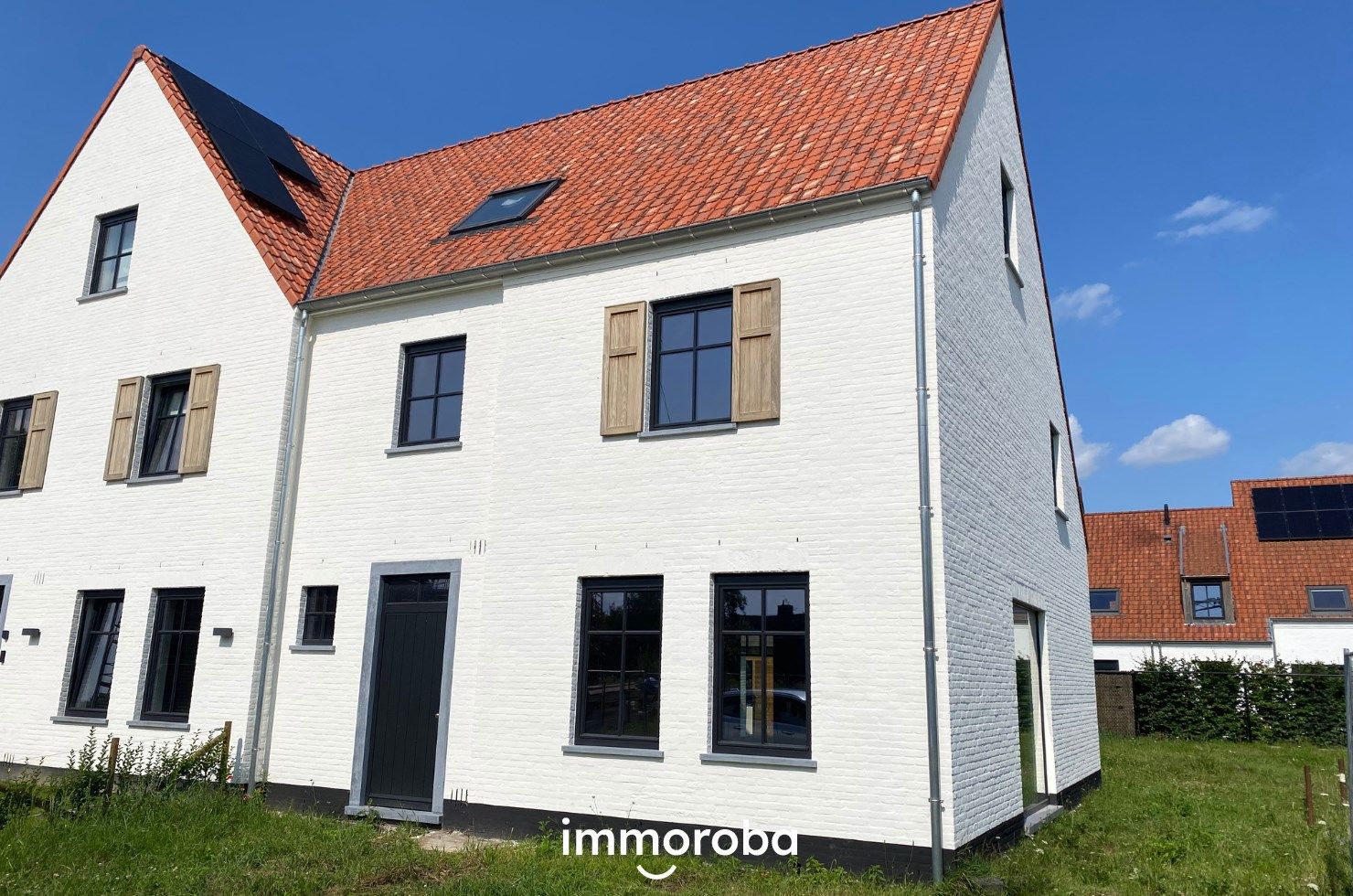 Mooie, witgekaleide koppelwoning TE KOOP met een authentieke look gelegen in Harelbeke. foto 1