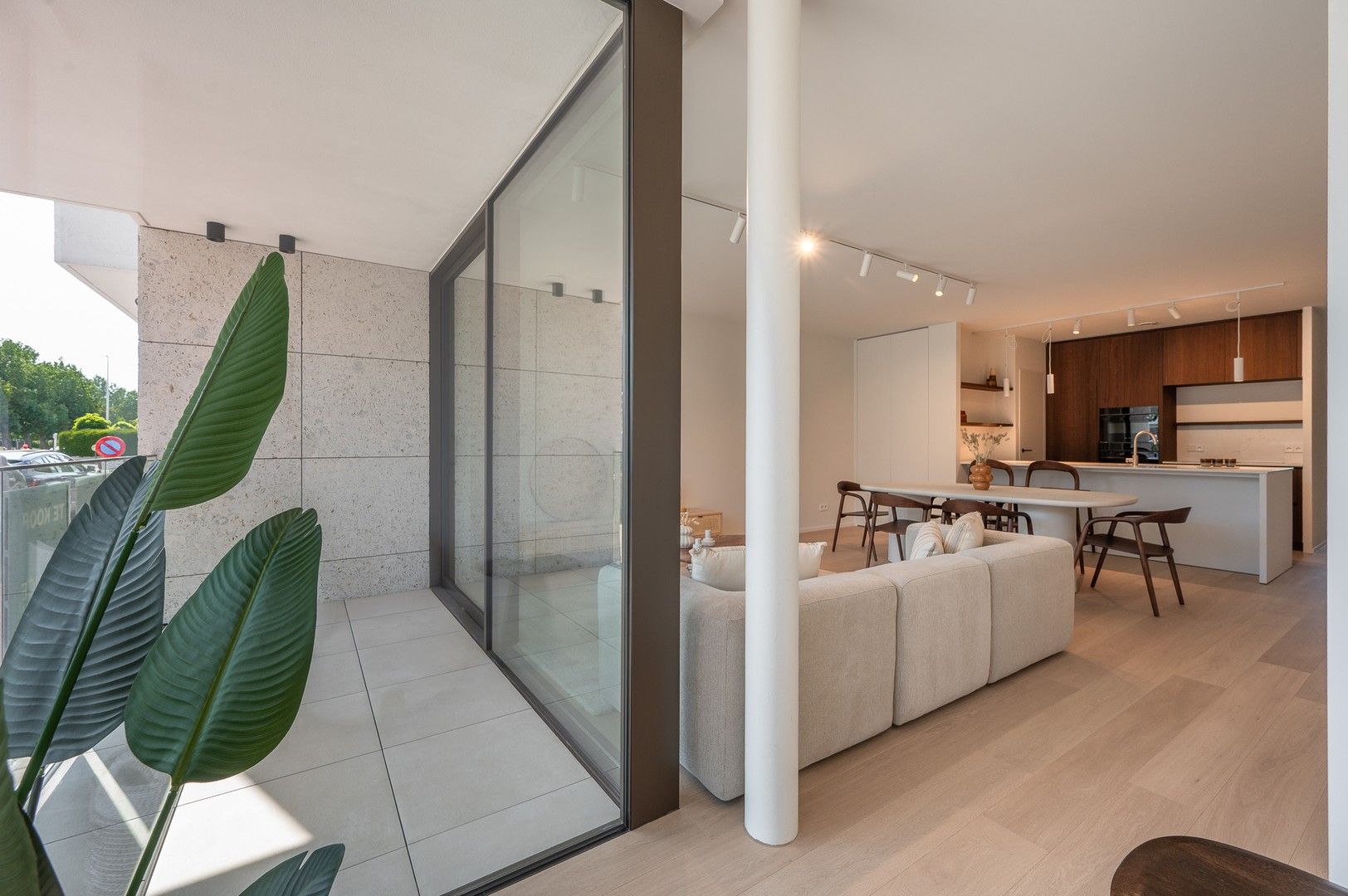 Nieuwbouw appartement op een centrale ligging te Knokke, vlakbij het Zegemeer en op wandelafstand van het strand. foto {{pictureIndex}}
