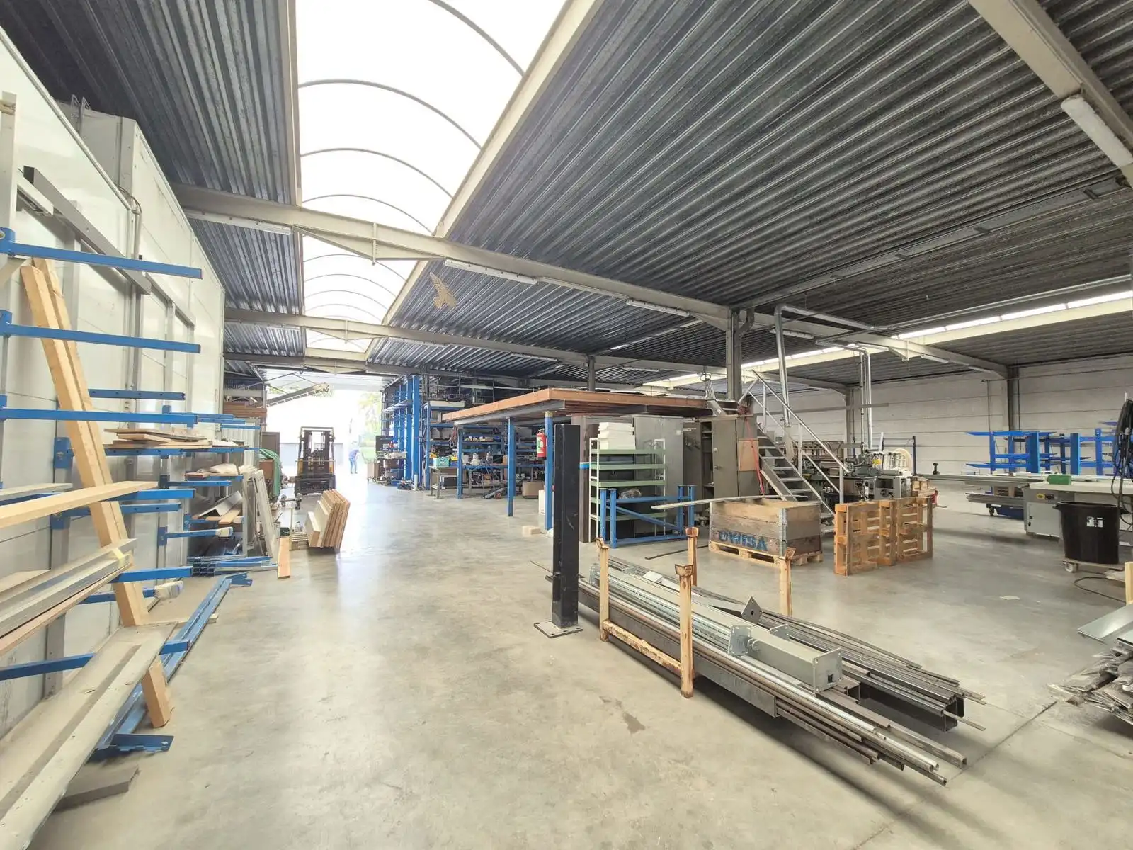 Opslag/werkplaats van 1000 m² met bijkomende kantoorruimte foto 5