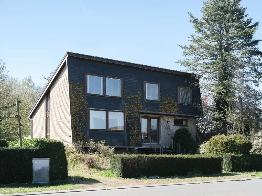 Mid-century modern villa met vier slaapkamers, verdeeld over drie niveaus, gelegen op een groen perceel in Lievegem. foto 16