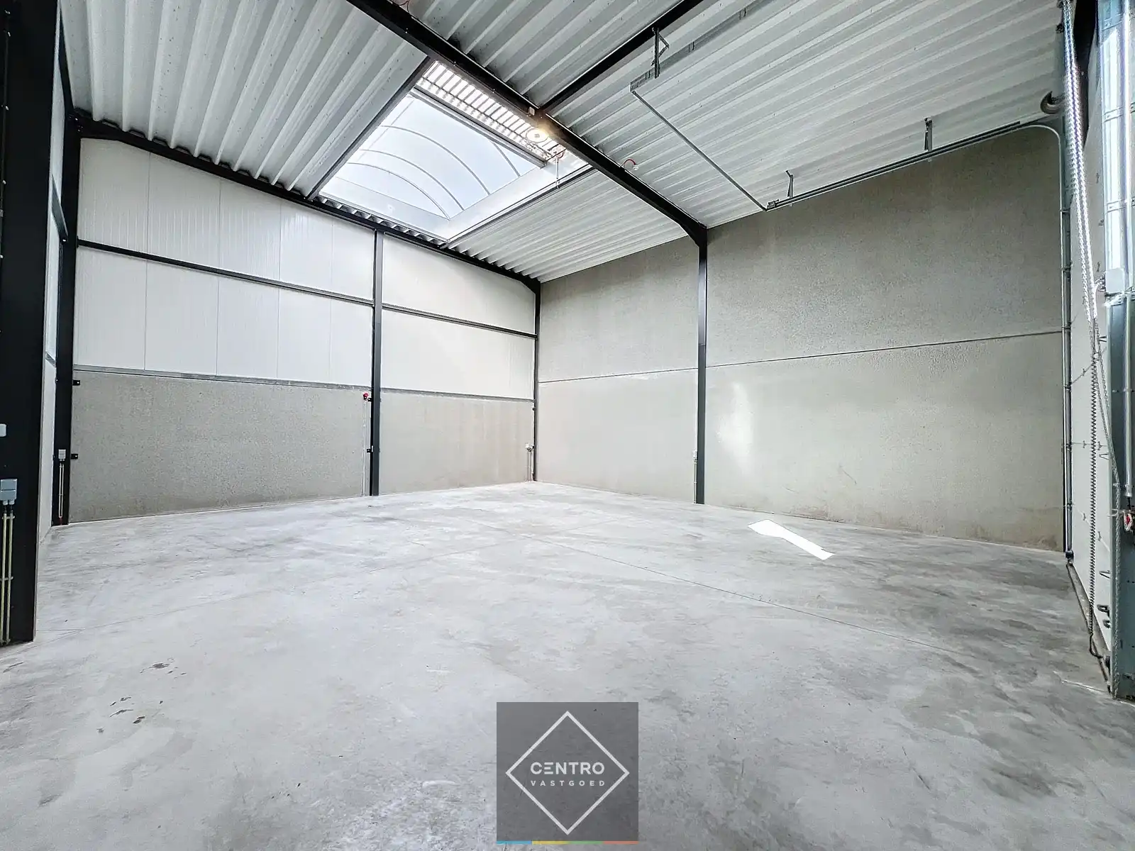 LOODS (132m²) voor OPSLAG inclusief private parkeerplaats voor de deur en vrije hoogte 6m op ambachtelijke zone te Ingelmunster. foto 5