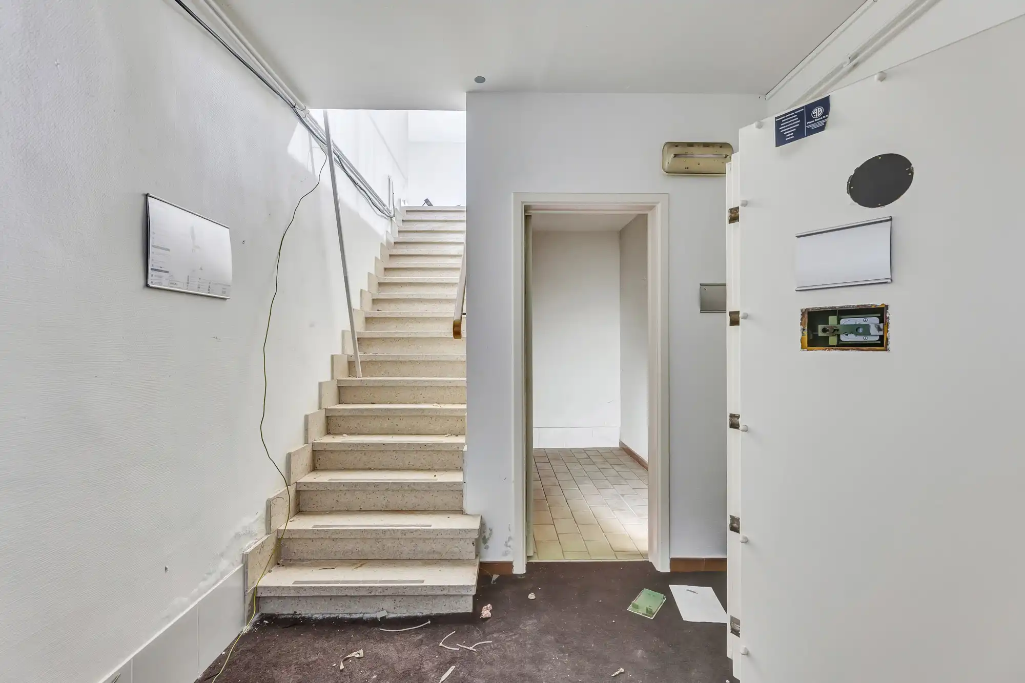 Ruim handelspand met ingebouwde kluis te koop in Moorsel foto 11