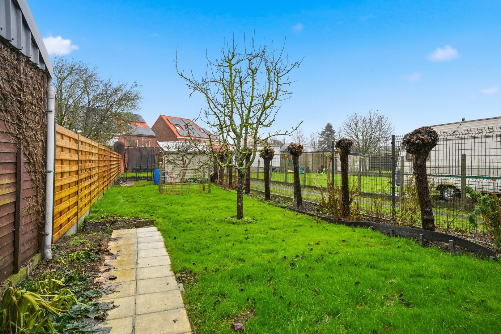 Halfopen bebouwing met uitweg en carport in het hartje van Zwevezele foto 23