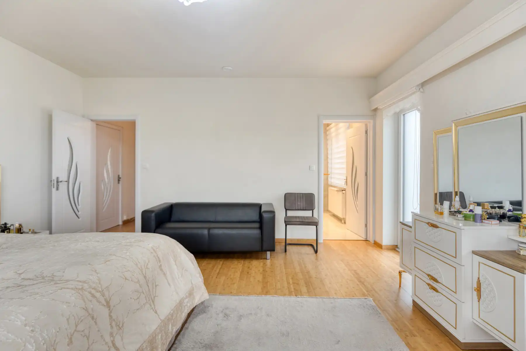 Gerenoveerde woning met 5 slaapkamers en tuin foto 12