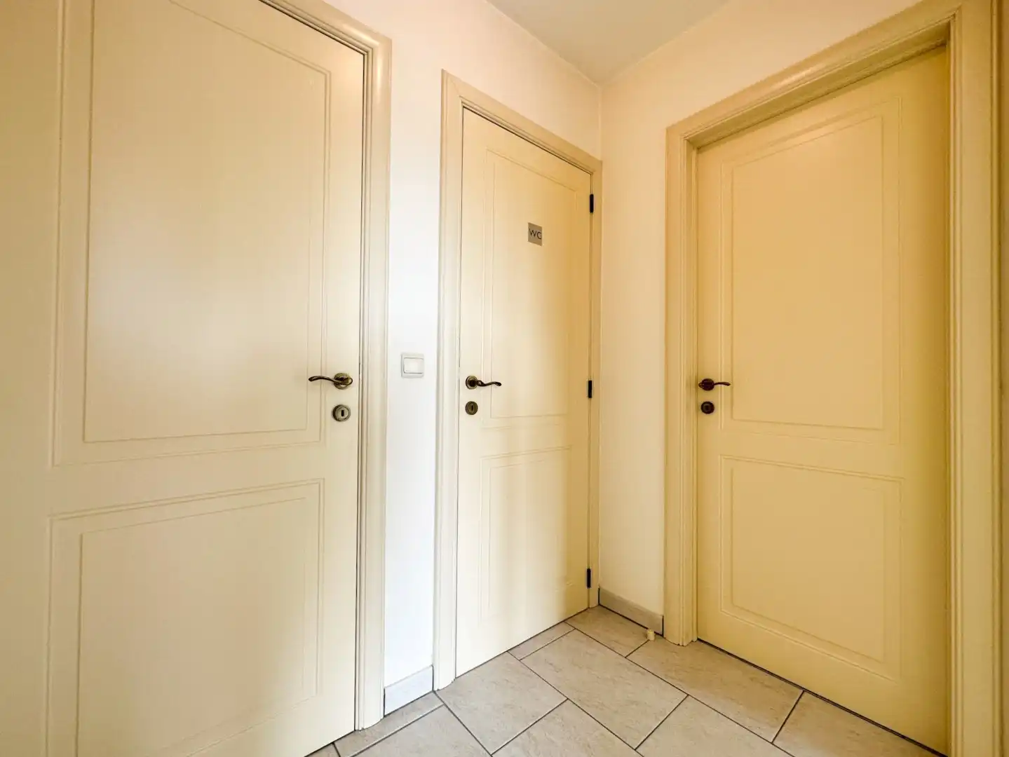 Instapklaar 2-slaapkamer appartement met 2 terrassen (en garage), topligging Torhout. foto 11