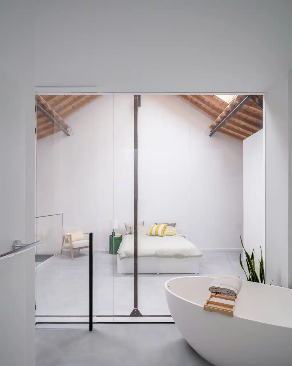 Luxueus en tijdloos – Exceptionele loft met 2 slaapkamers, aparte bureauruimte en ruim terras in een beschermd gebouw met een rijke industriële voorgeschiedenis. foto 20