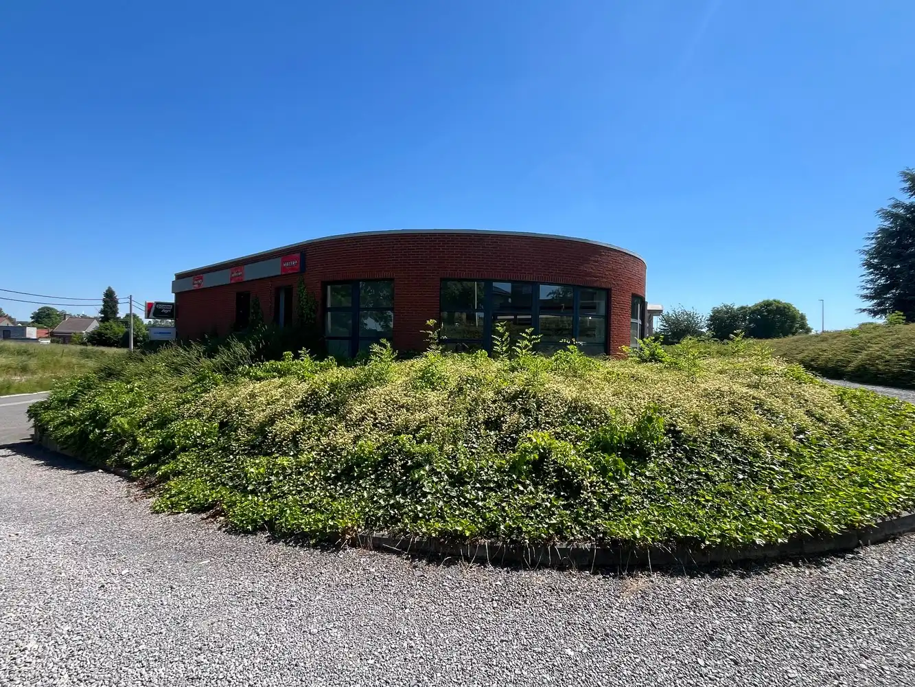 Bedrijfsgebouw met showroom foto 7