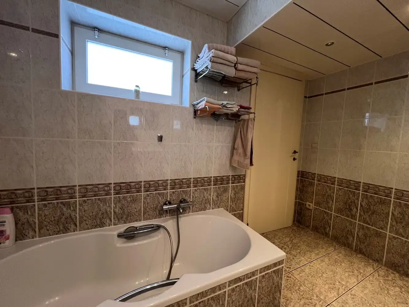 Instapklare woning met 4 slaapkamers, dubbele garage en loods foto 8