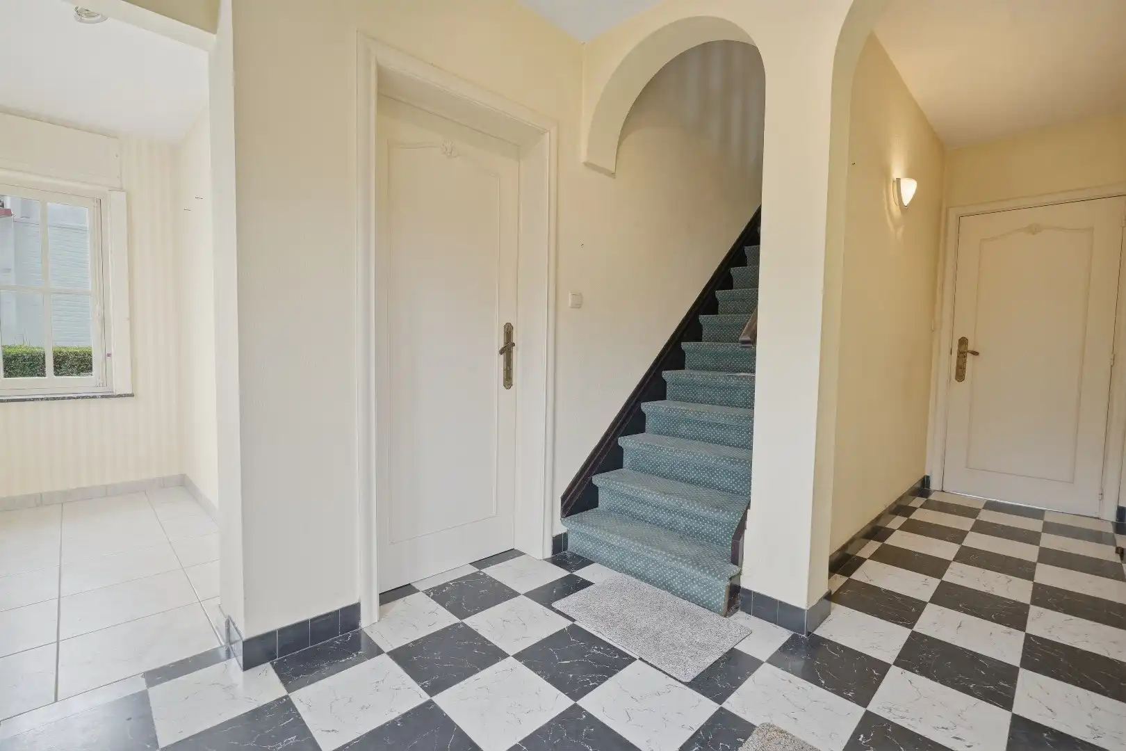 Riante gezinswoning met uniek panoramisch uitzicht en eindeloos potentieel op 644 m². foto 8