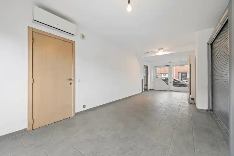 Zonnebeke. Half-open polyvalent ruim gebouw / handelshuis met apart magazijn van +/- 170m2 en  3-5 slaapkamers en apart kantoor / hobby / handelsruimte. Goede staat ! foto 5