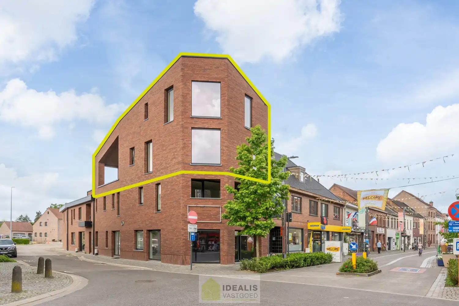 IDEALIS VASTGOED - PRACHTIGE CASCO+ PENTHOUSE MET EEN HEERLIJK LICHTRIJKE WOONKAMER MET OPEN KEUKEN EN AANSLUITEND ZEER RUIM TERRAS, 2 SLAAPKAMERS, BADKAMER, BERGPLAATS EN KELDERBERGING OP EEN GEGEERDE LOCATIE IN HET CENTRUM VAN PEER! Een aangename penthouse met een netto bewoonbare oppervlakte van +-102m² met veel lichtinval en grote glaspartijen en een ruim terras van maar liefst +- 22m², met apart kelderberging en fietsenstalling op een gegeerde locatie! Deze casco+ penthouse biedt op de 2de  verdieping een heerlijk ruime woonkamer met open keuken, een ruime inkom, een toilet, een bergplaats en toegang tot het ruim terras. Op de 3de  verdieping beschikt het penthouse over 2 slaapkamers en een badkamer. Een penthouse met vele troeven dus, nl. casco+ en nog volledig naar eigen smaak af te werken, een fijne locatie, veel lichtinval en ruime glaspartijen, zeer ruime leefruimte met open keuken, 2 slaapkamers, laag energieverbruik,… foto {{pictureIndex}}