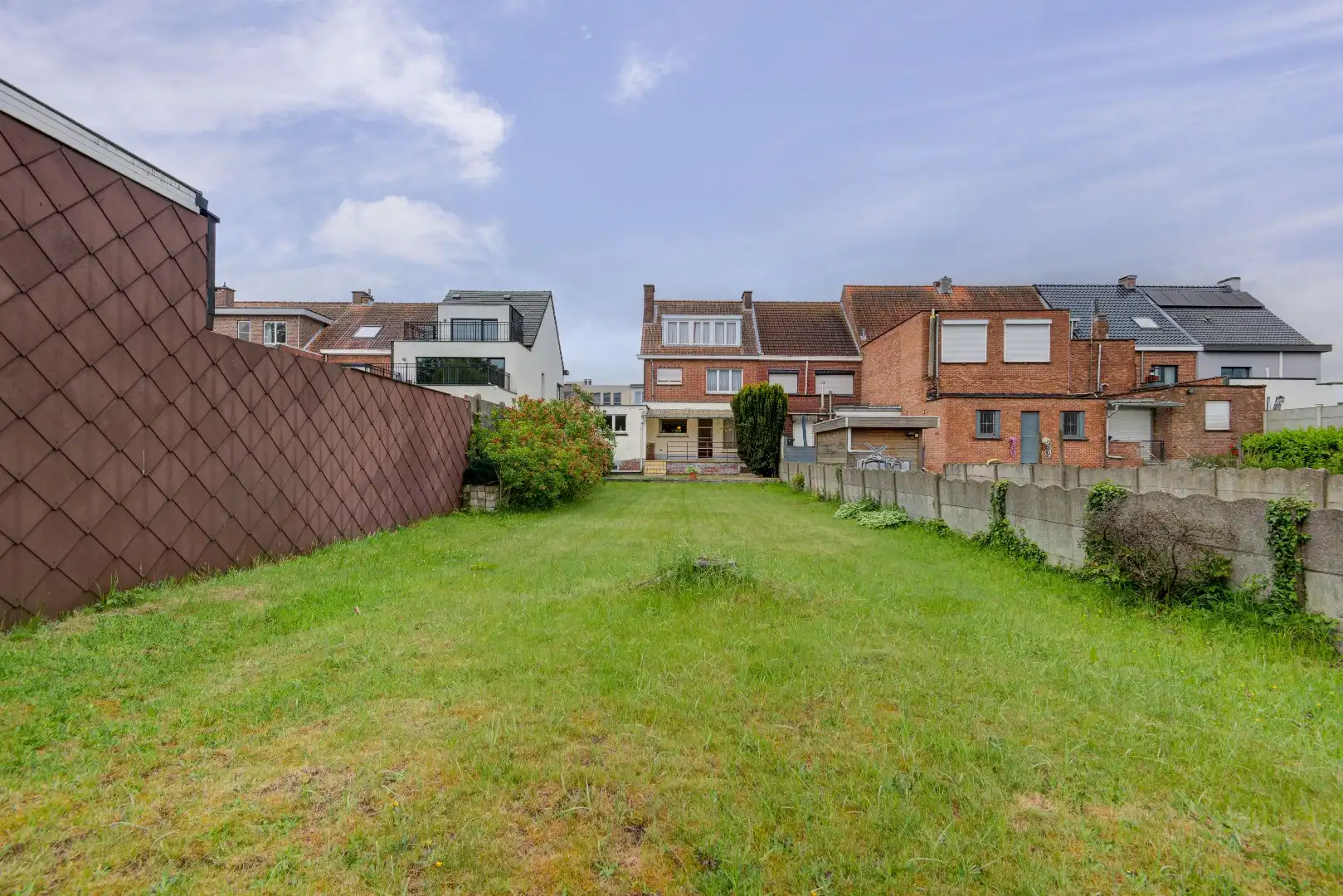 Ruim halfopen woning, 5 slaapkamers en grote tuin foto 10
