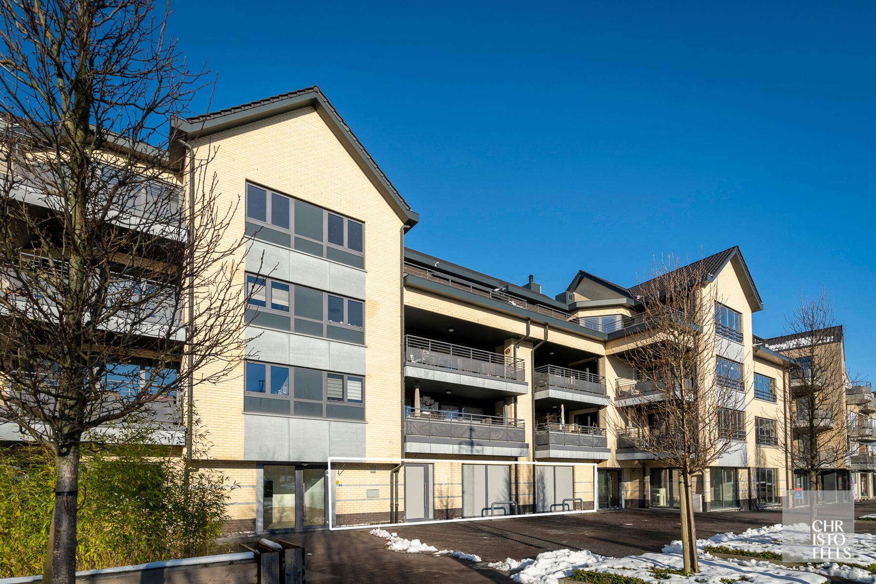 TE HUUR - Commerciële ruimte (271m²) mét parkeergelegenheid op een strategische locatie in Lanaken! foto {{pictureIndex}}