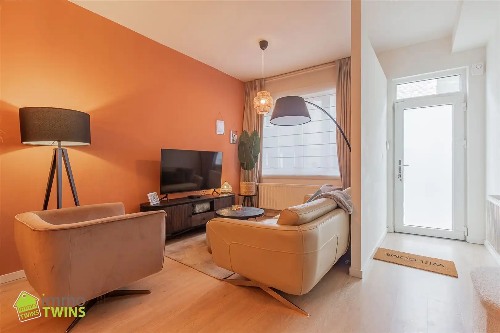 In een rustige maar toch centraal gelegen straat ontdekken we deze volledig instapklare, verrassend ruime en bijzonder energiezuinige woning foto 2