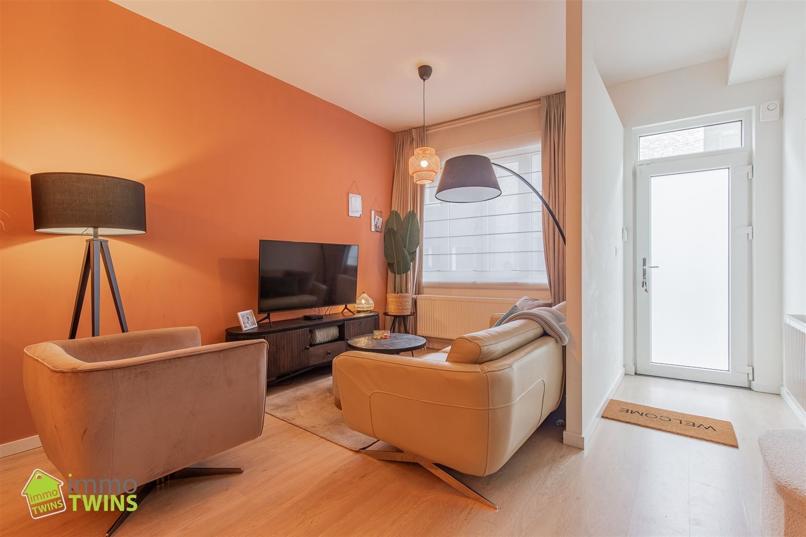 In een rustige maar toch centraal gelegen straat ontdekken we deze volledig instapklare, verrassend ruime en bijzonder energiezuinige woning foto 2