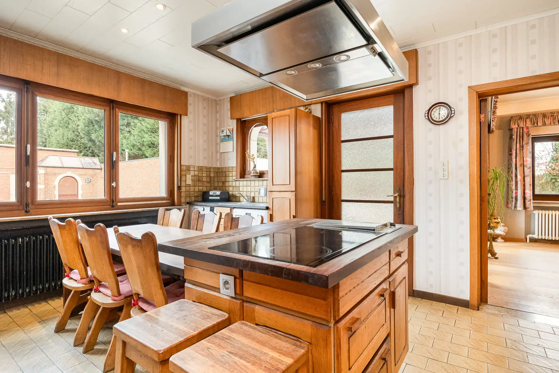 Ruime villa met garage en zwembad + bouwgrond + 2 magazijnen foto 38