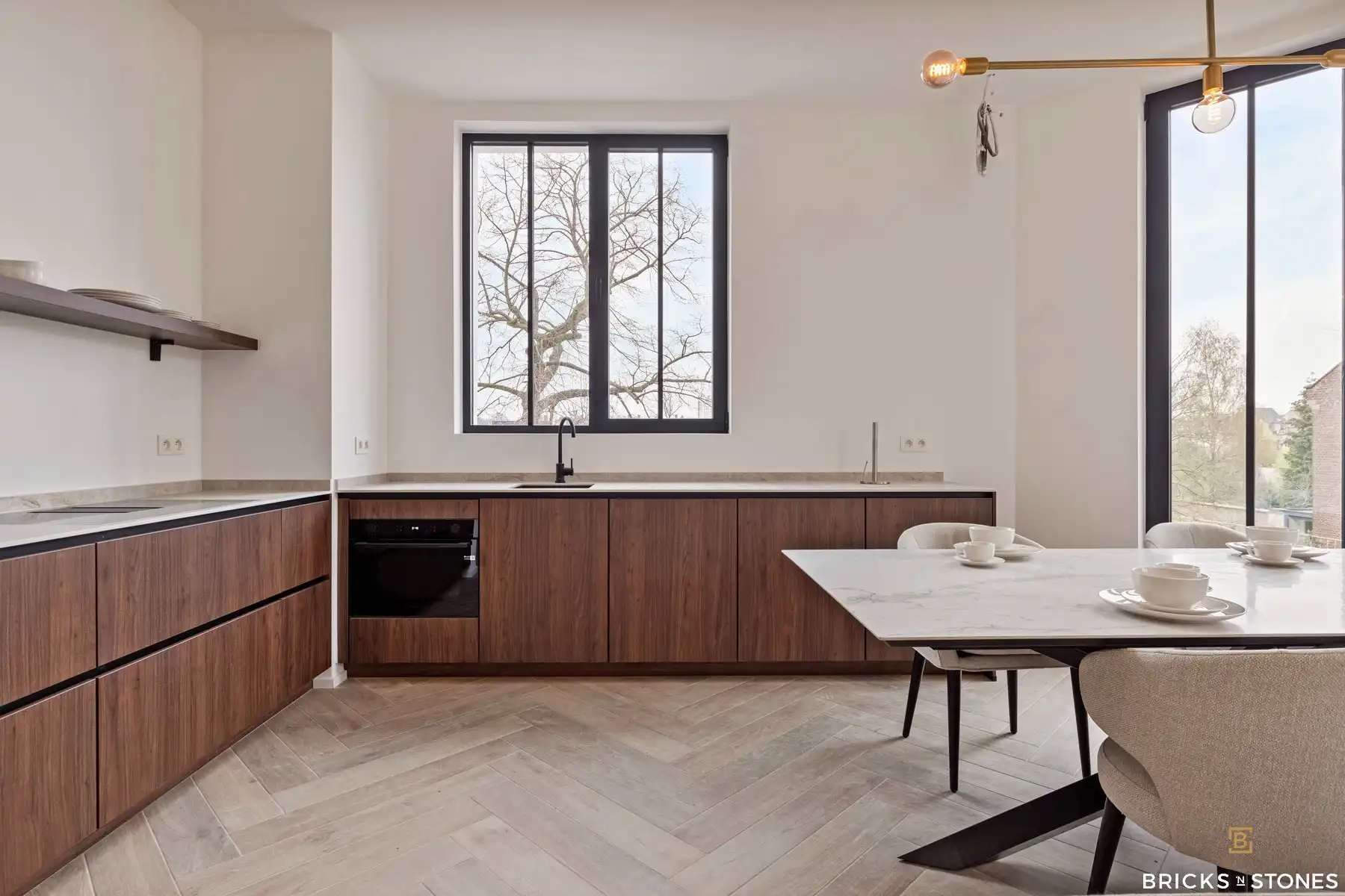 Luxueus gerenoveerd en bemeubeld 3 slaapkamer appartement foto {{pictureIndex}}