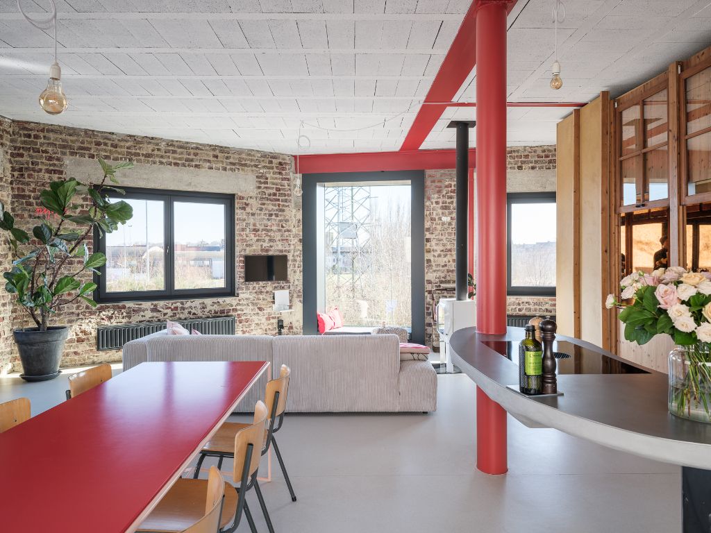 Gentbrugge - Bijzonder unieke en architecturale loftwoning met daktuin in voormalig supporterscafé. foto 5