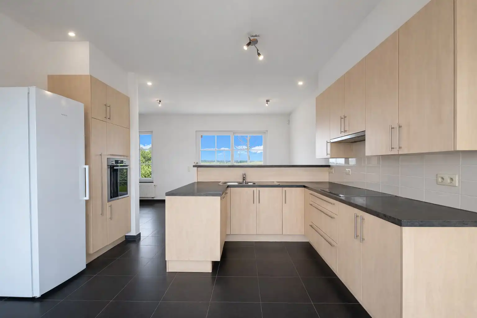 Fermette met atelierruimte/opslagruimte op prachtige locatie foto 3