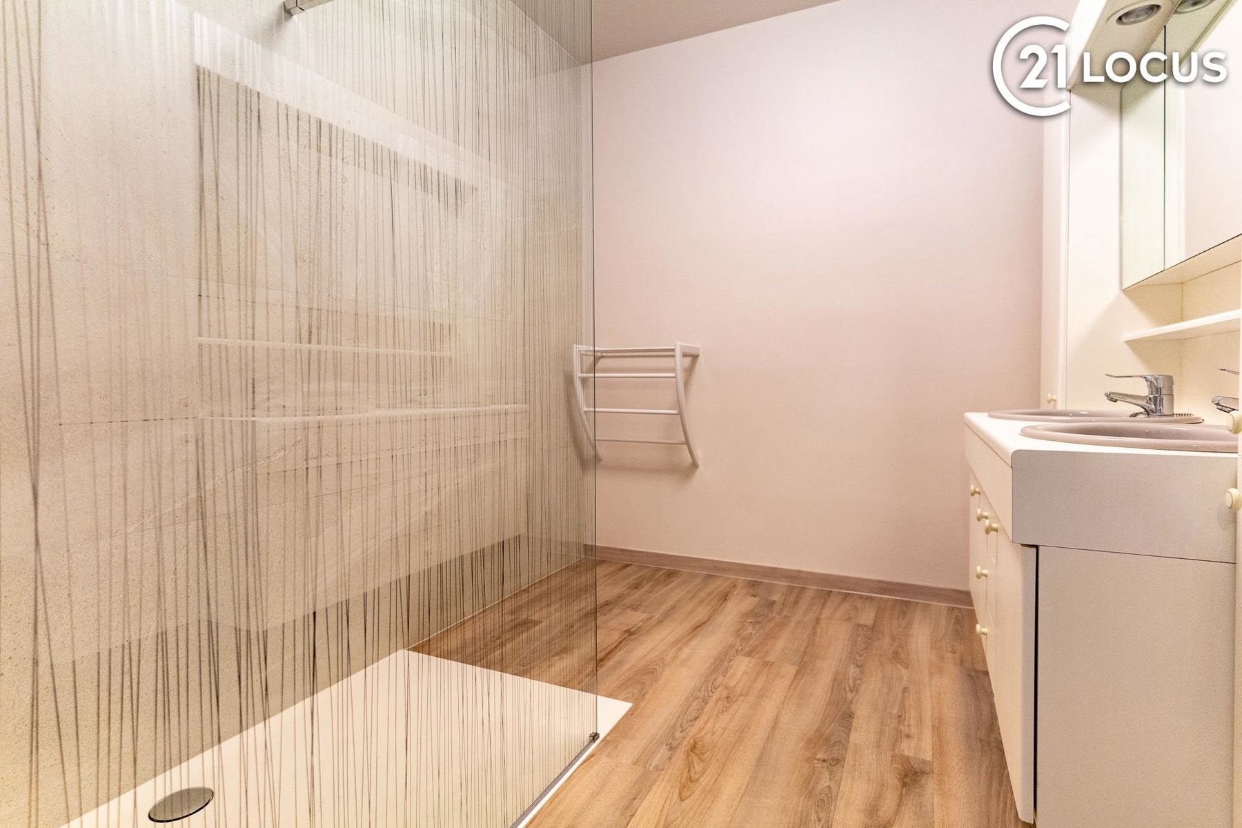 Zeer ruim appartement (132m²) met dubbele garage te huur ! foto 5