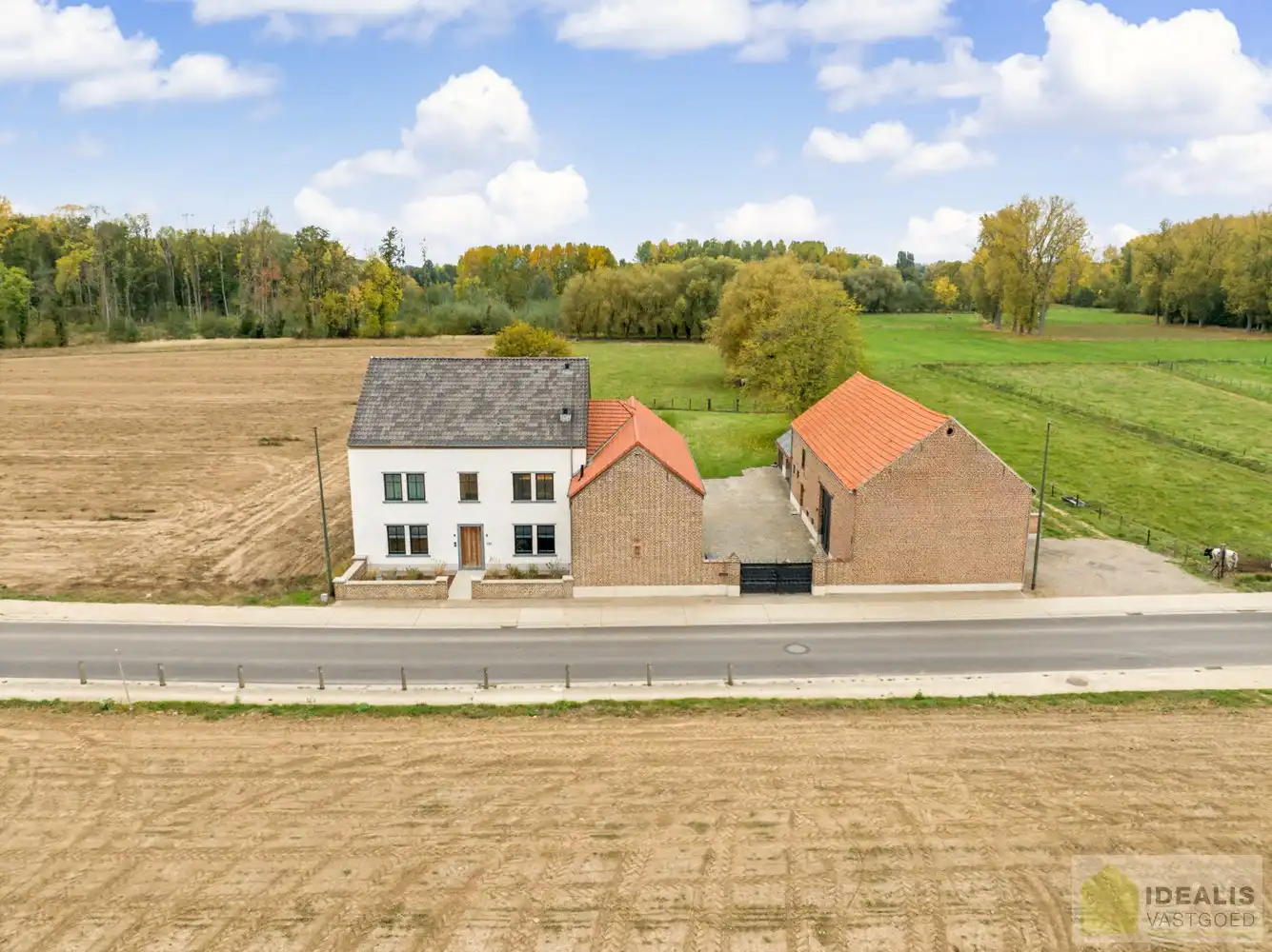 IDEALIS VASTGOED - EEN BIJZONDER HUIS, EEN BIJZONDERE LOCATIE, EEN UNIEKE KANS OM TE WONEN IN EEN AUTHENTIEK LANDHUIS MET EEN PRACHTIGE INRICHTING EN EEN HOOGWAARDDIGE AFWERKINGSGRAAD! foto {{pictureIndex}}