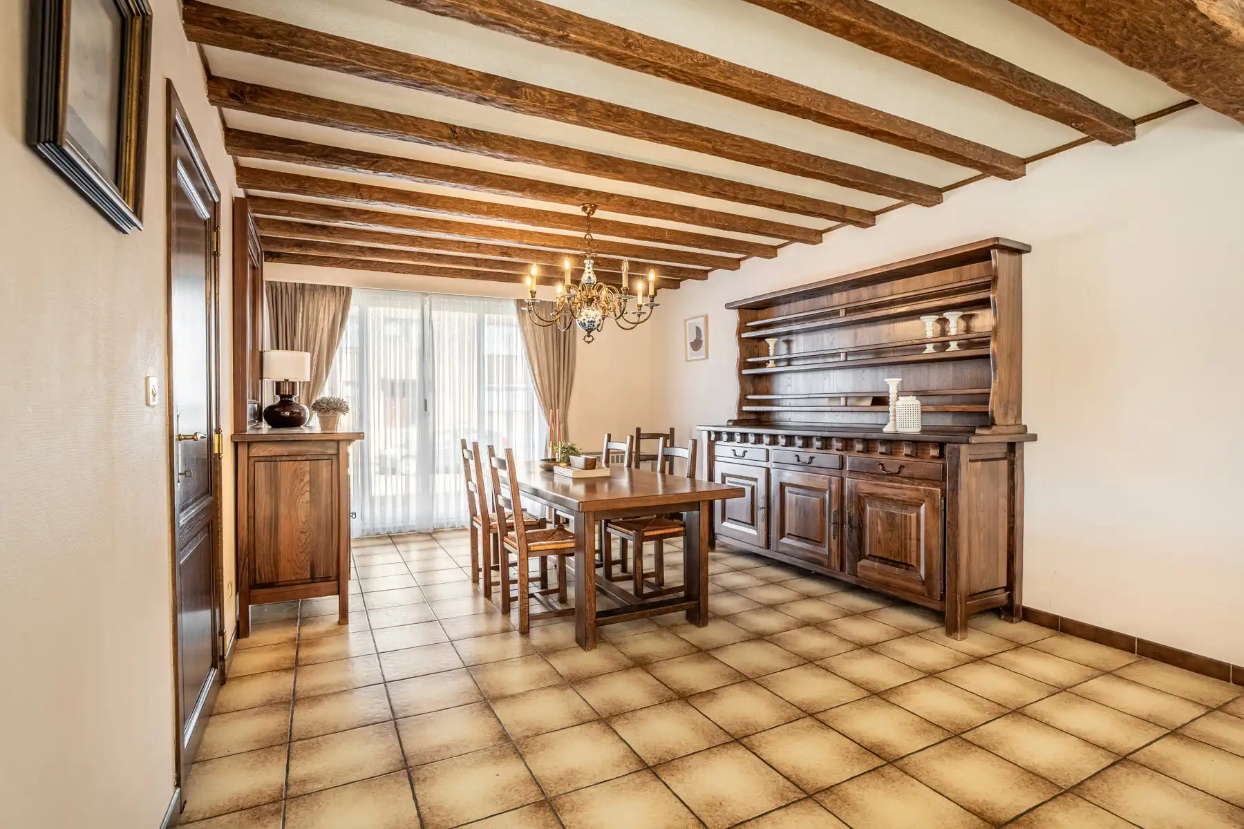 Halfopen woning met tuin, garage en oprit foto 4
