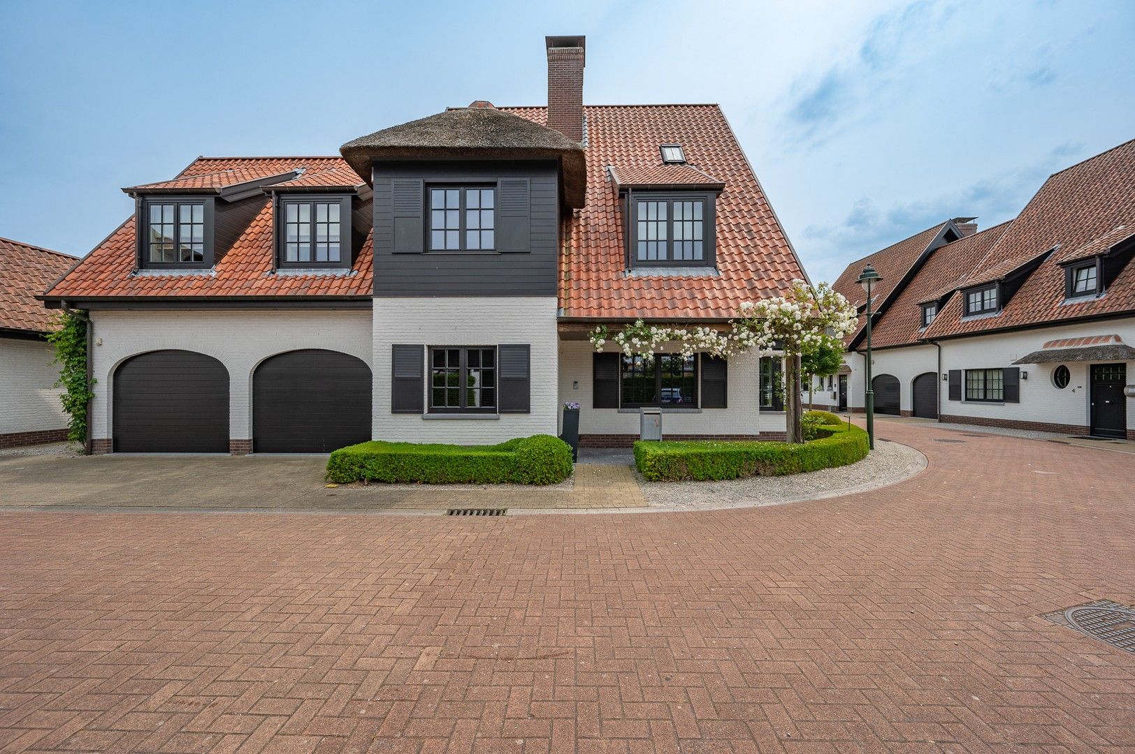 Hedendaagse alleenstaande villa gelegen in een rustige omgeving te Knokke. foto 1