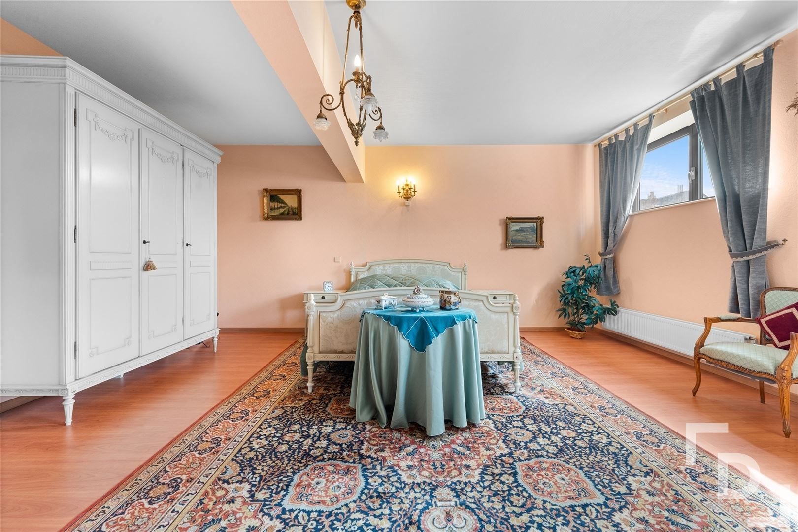 Zeer ruim appartement op toplocatie te koop in Ieper foto 17
