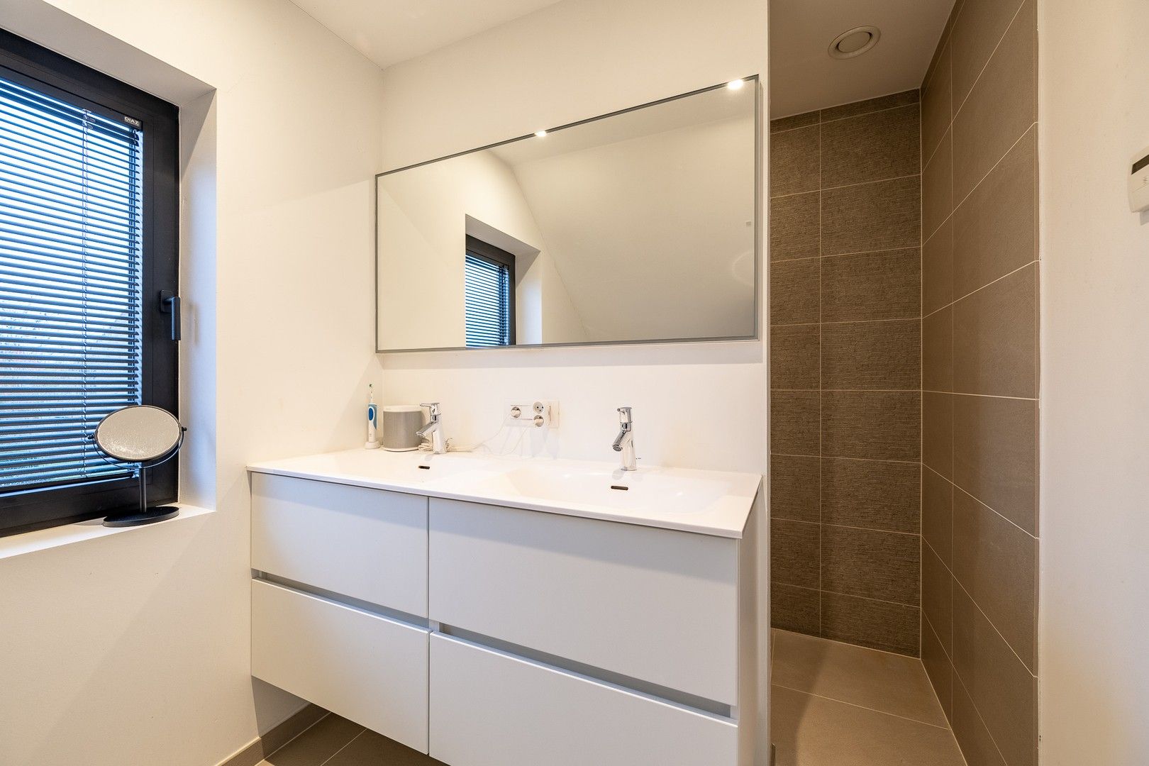 Prachtige hedendaagse villa met zonnige tuin en terrassen op fietsafstand van de zee. foto 24