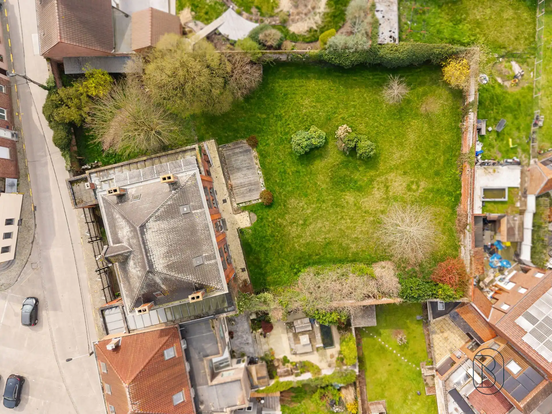 Imposante notariswoning met prachtige tuin! foto 4