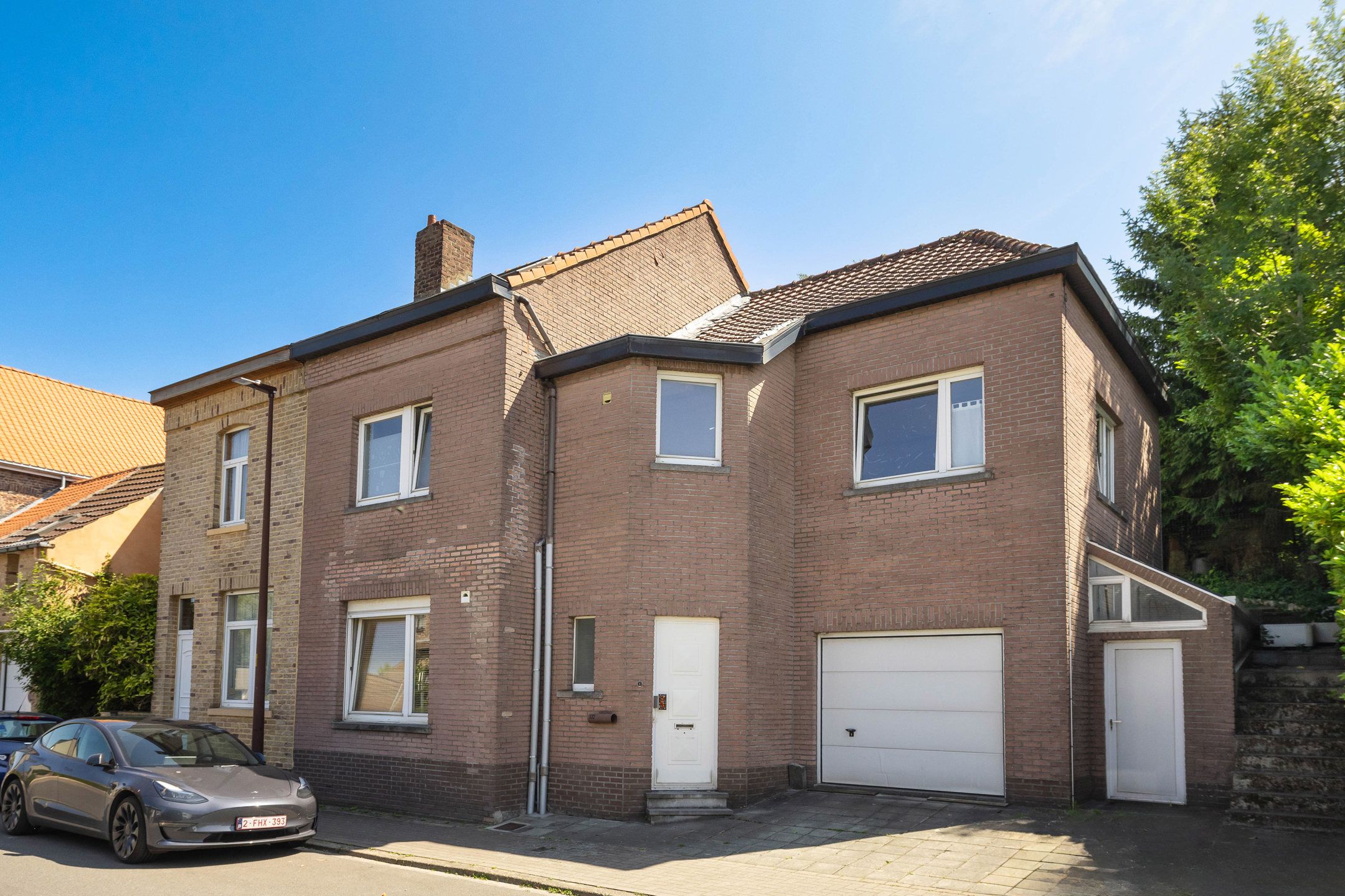 Hoofdfoto van de publicatie: Huis met 4 slpk, van 220 m² en een perceel van 295 m².