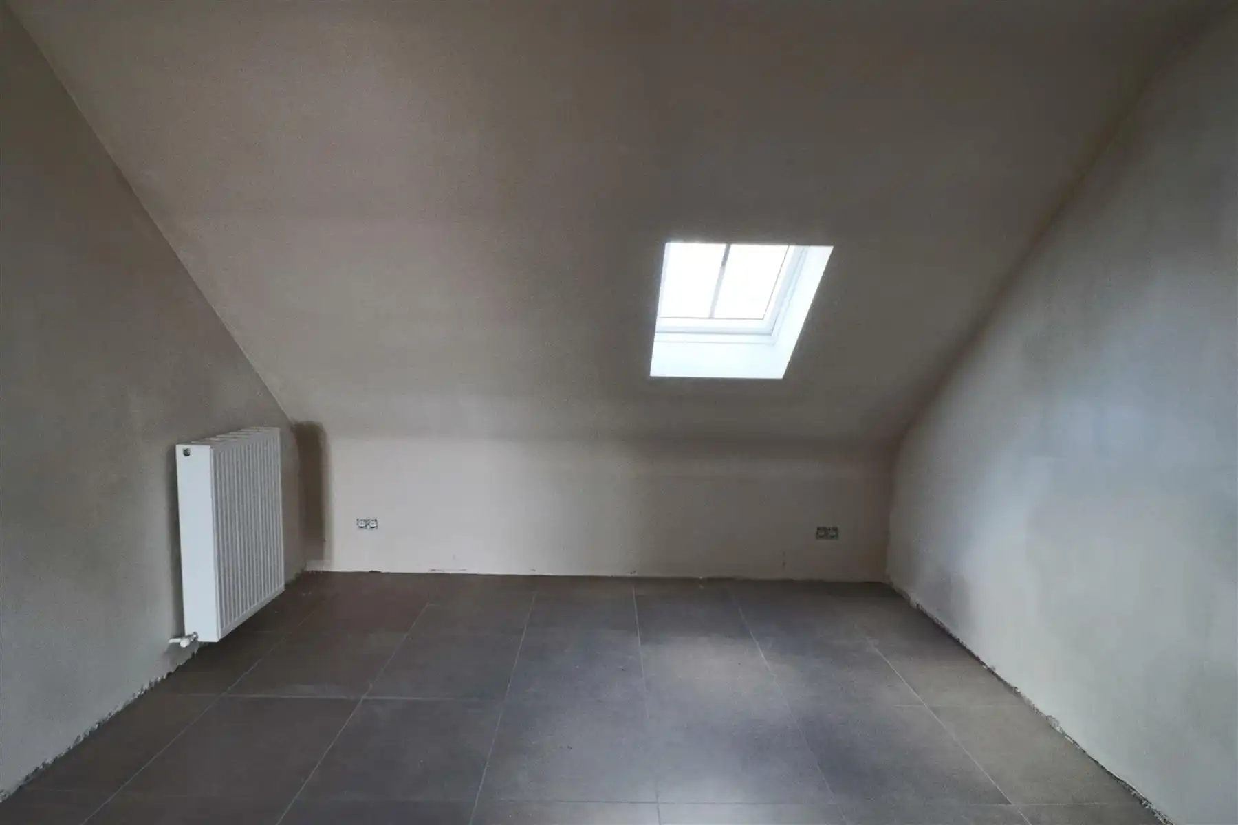 Gerenoveerd appartement op de 1ste verdieping met 2 slaapkamers, royaal terras en garage. Gelegen nabij centrum Hoogstraten. foto 5