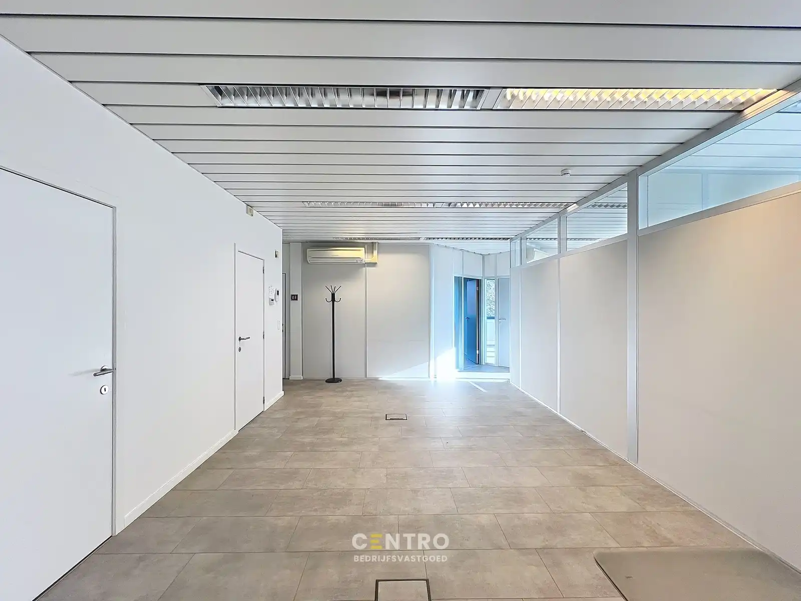 Instapklare kantoorruimte 175m² met perfecte VISIBILITEIT aan 't Hoge - opsplitsbaar. foto 3