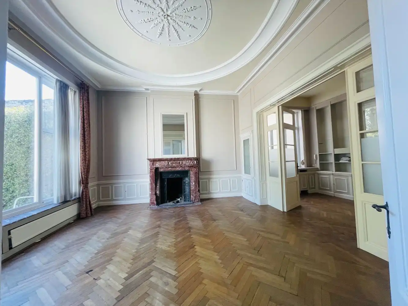 Brugge&nbsp; Aan de SINT-ANNAREI , Unieke , EXCLUSIEVE SALONS/ KANTOORUIMTES (+- 160m²) in een HERENHUIS vooraan met&nbsp; zicht op de Sint-Annarei, achteraan zicht op een grote gemeenschappelijke tuin met oude bomen.&nbsp; Parkingplaats. foto 2