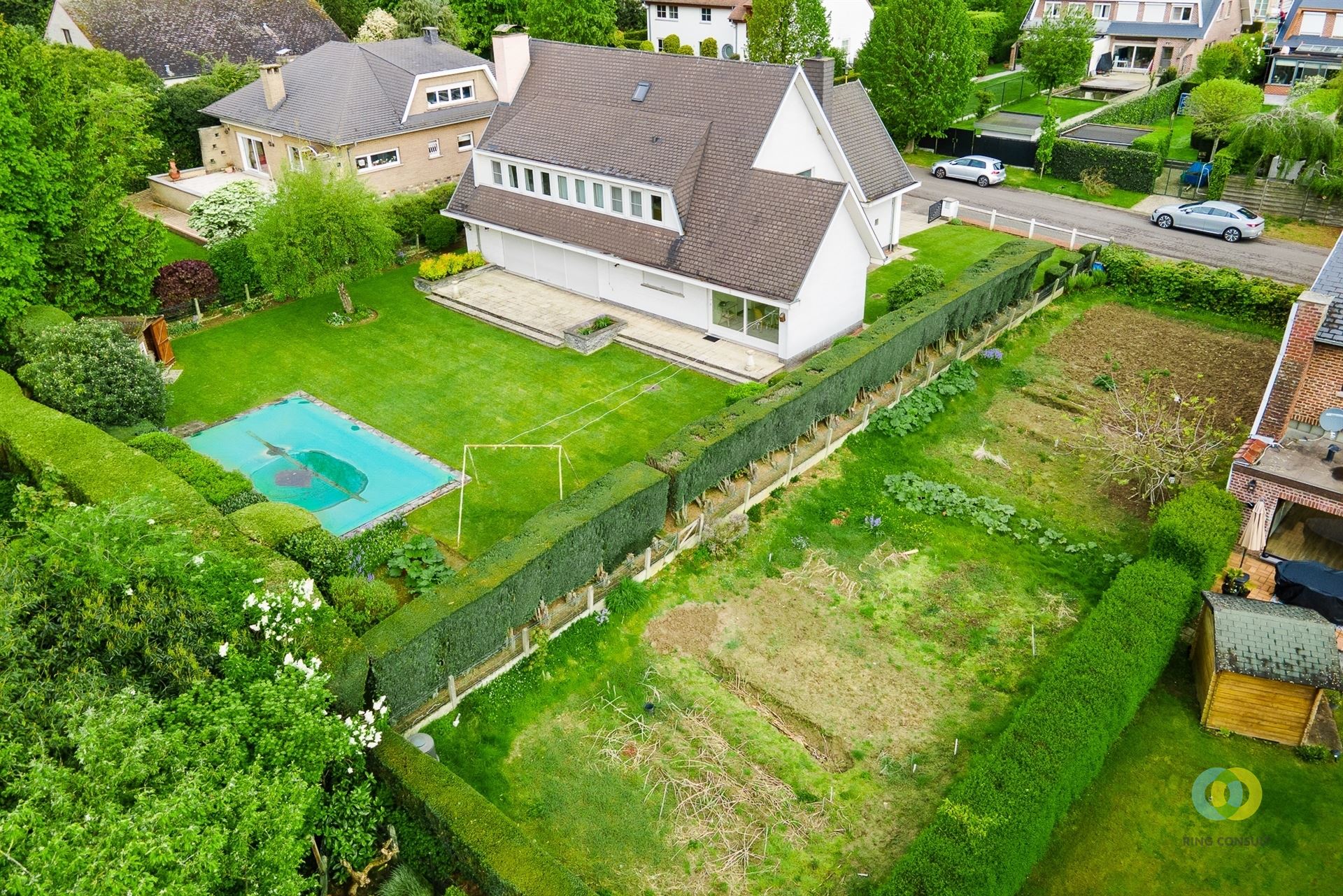 zuidgeoriënteerde bouwgrond in rustige straat foto 4