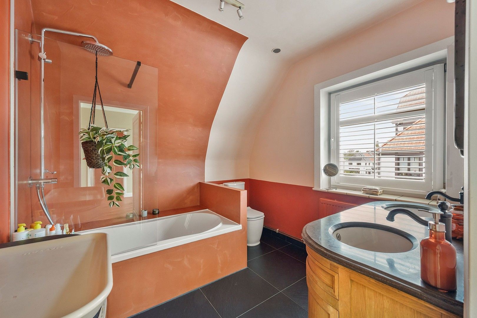 Prachtige karaktervolle, halfopen, robuuste én energiezuinige bel-étage van de jaren '50 met 4 slaapkamers, garage, kelderverdieping en paradijselijke tuin. foto 24