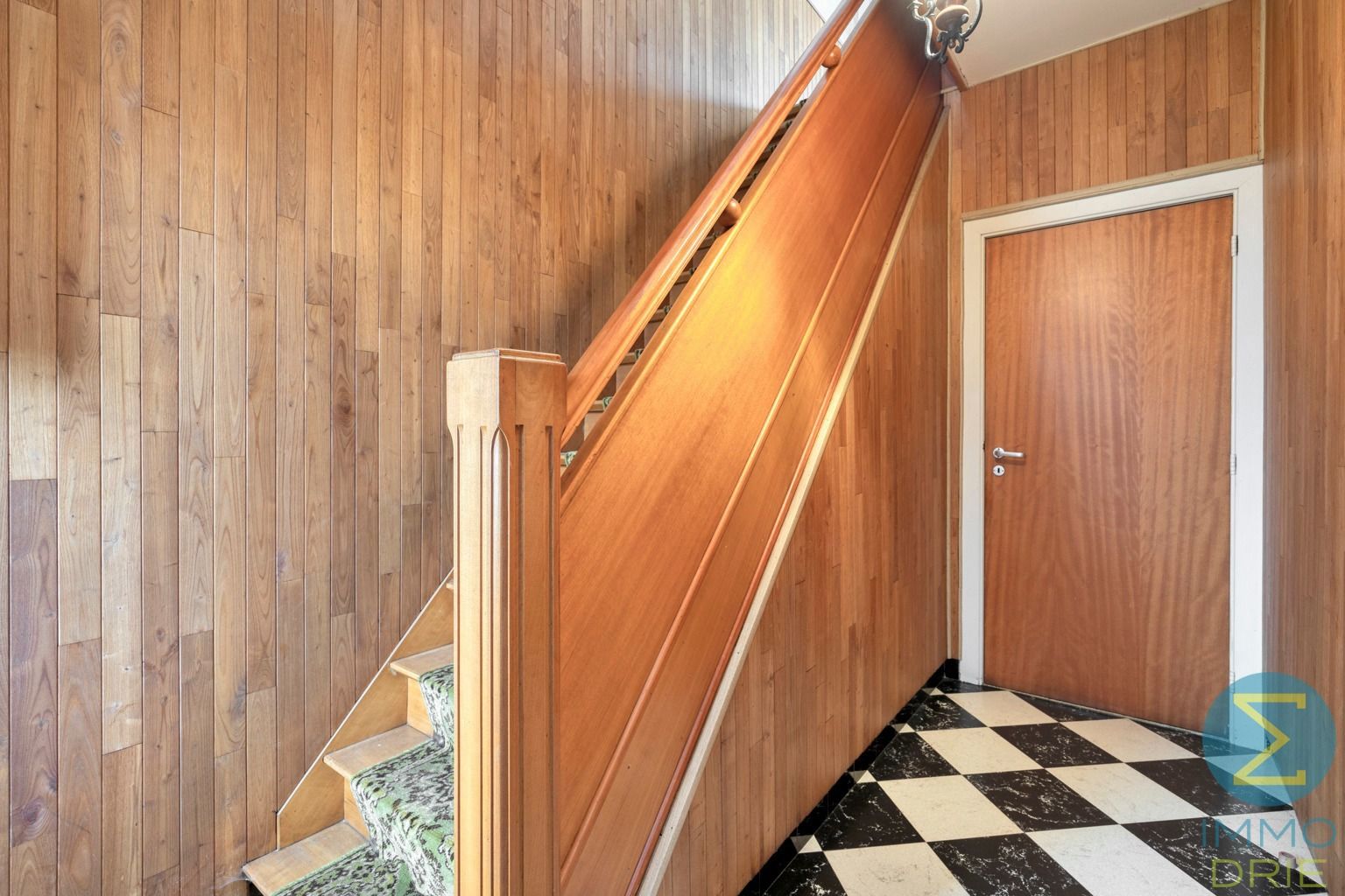 Rustig gelegen te renoveren woning met 3 slpks op 855 m² foto 2