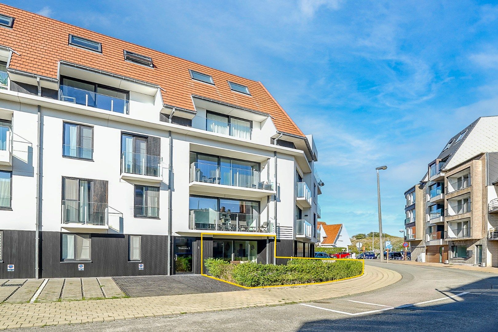 Instapklaar 2-slaapkamer appartement met voortuin en terras foto {{pictureIndex}}