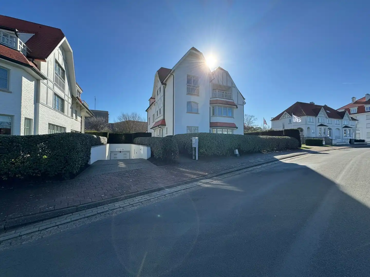 Uitzonderlijke ruime garagebox gelegen te Lispannenlaan aan het Zegemeer te Knokke. foto {{pictureIndex}}