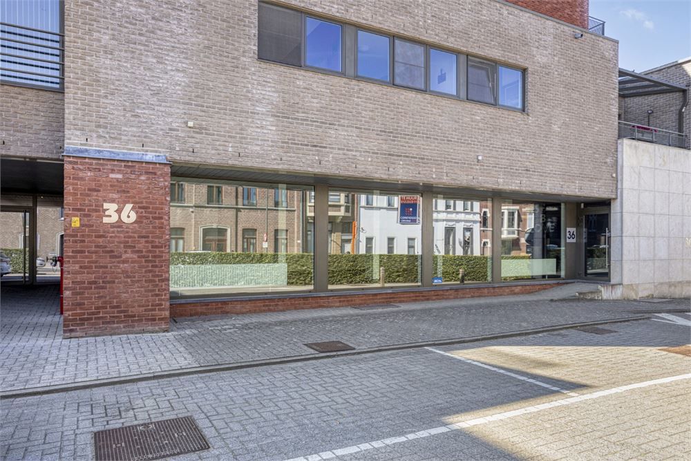 Ruime kantoor- of winkelruimte met opslagmogelijkheden foto 11