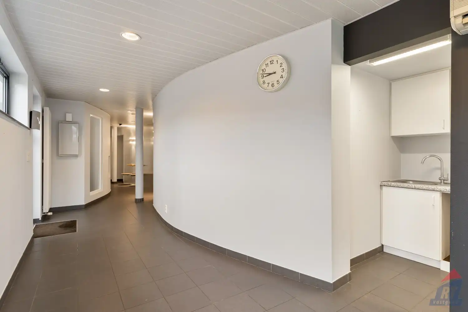 Veelzijdig pand met praktijkruimte en duplex appartement op toplocatie in Sint-Truiden foto 6