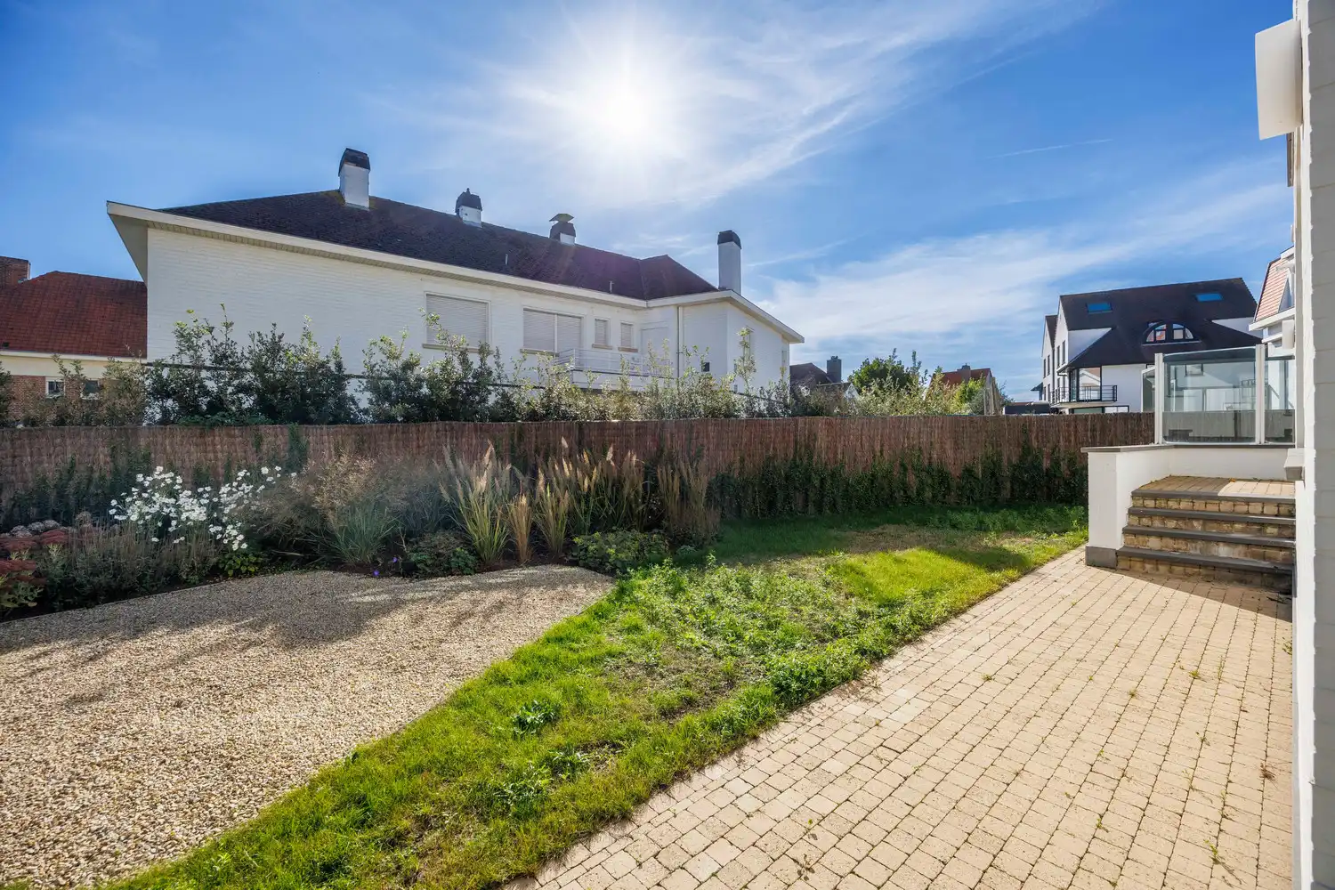 Stijlvolle vrijstaande villa met schitterende zongerichte terrassen, uitstekend gelegen op een boogscheut van het strand foto 3