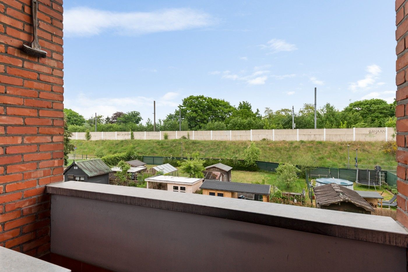 Op te frissen app. op 2e verd. met 2slpk., garage, berging en tuin foto 16