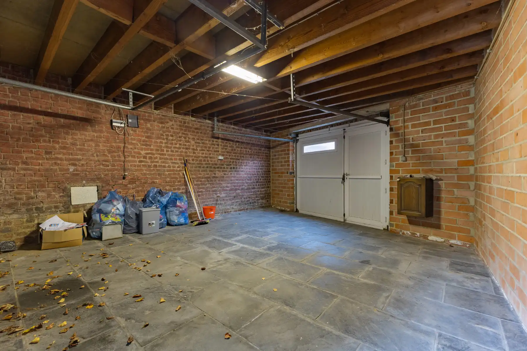 Te renoveren woning met 3 slaapkamers en garage foto 16