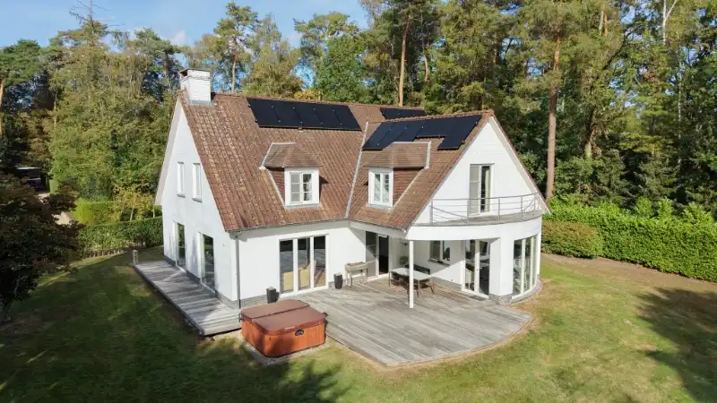 Exclusief gelegen stijlvolle villa op 24 are palende aan natuurgebied foto {{pictureIndex}}