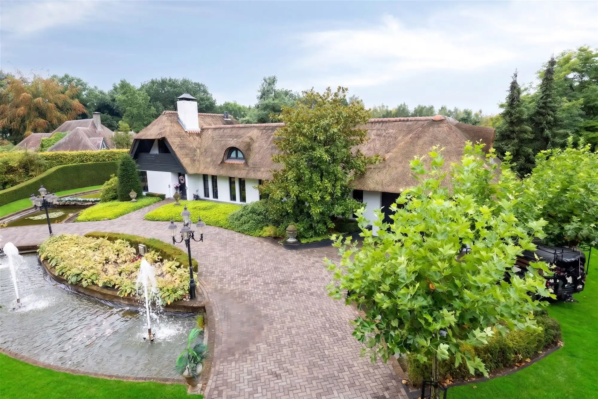 Knappe duo-villa op 8.843 m² in villawijk aan NL-grens. foto 8