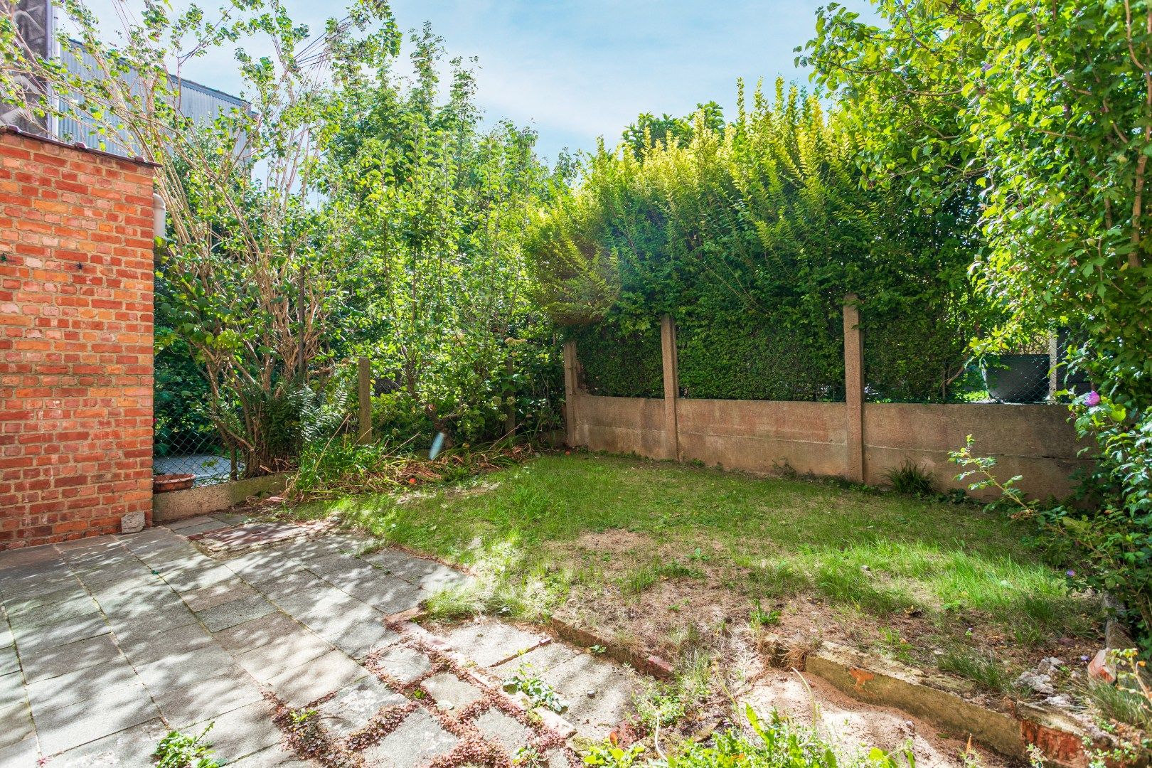 Te renoveren woning met 2 slaapkamers (4 mogelijk), bureau en aangename tuin foto 7