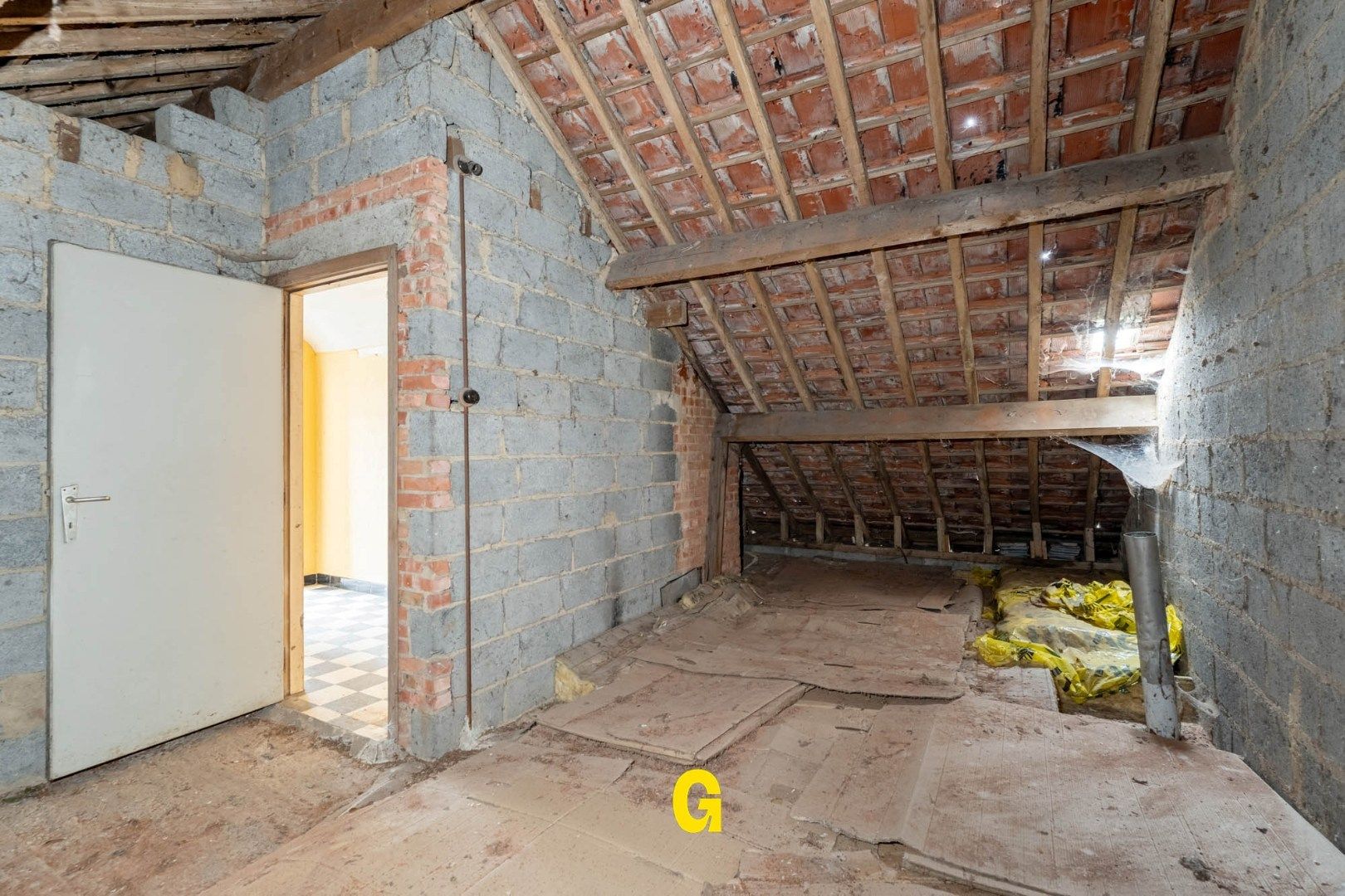Grondig te renoveren halfvrijstaande woning met tuin op 15a 12ca in het landelijke Alt-Hoeselt foto 15