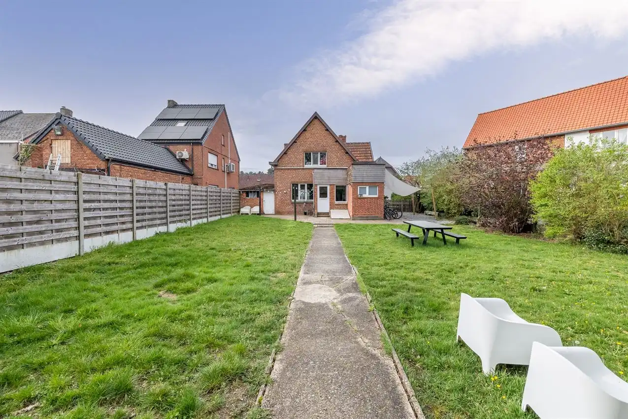 Centraal gelegen woning met garage, 3 slpk. en tuin foto 4