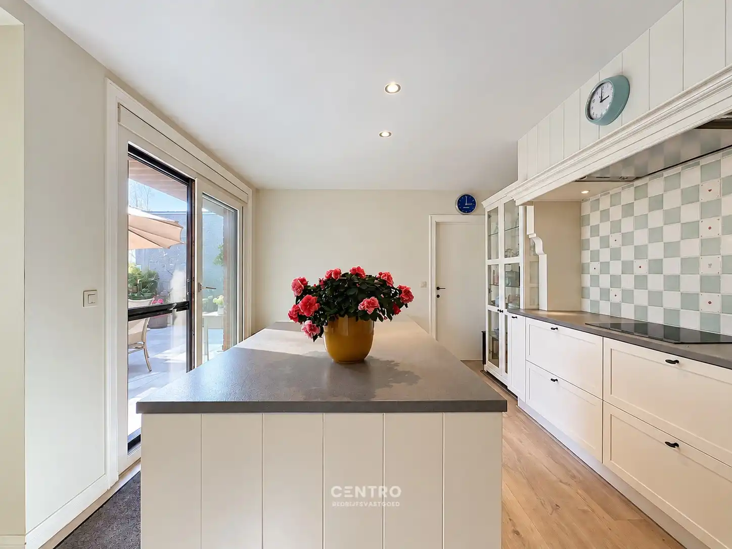 Veelzijdig bedrijfspand met ruim MAGAZIJN, TOONZAAL, KANTOREN EN COMFORTABELE WONING op 1.746 M²! foto 27